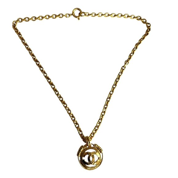 CHANEL Gold plated metal signature "CC" logo medallion Necklace - Picture 5 of 11